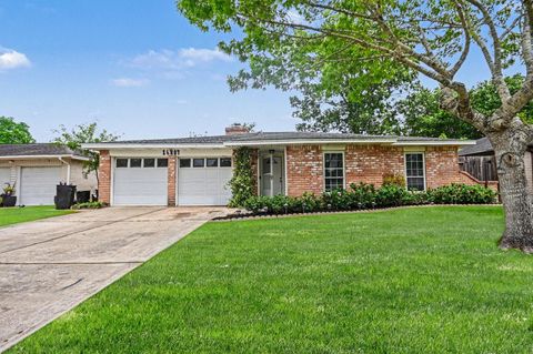 Photo of 16807 David Glen Drive, Friendswood, TX 77546 (MLS # 98373249)