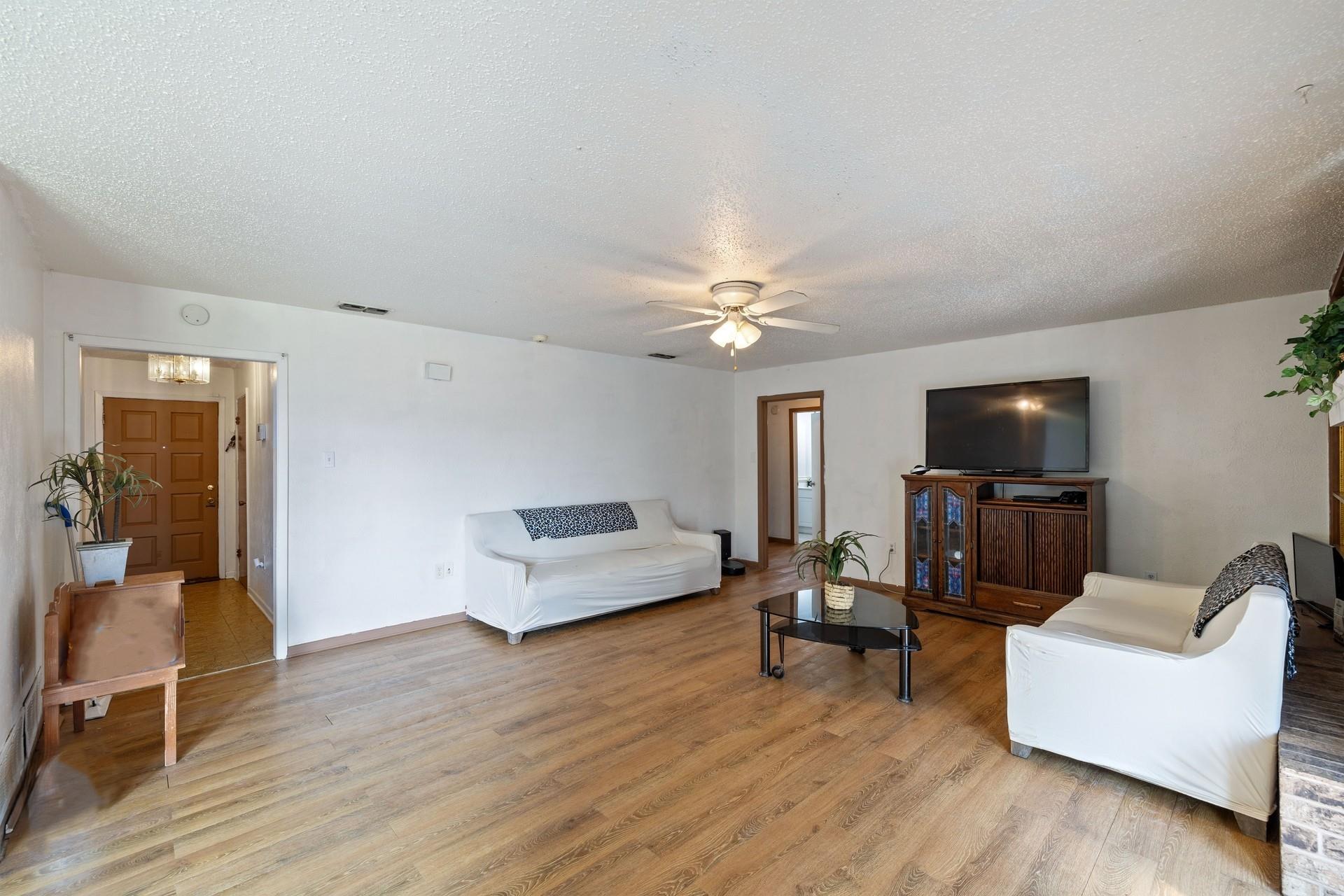 906 Lynn Lane
