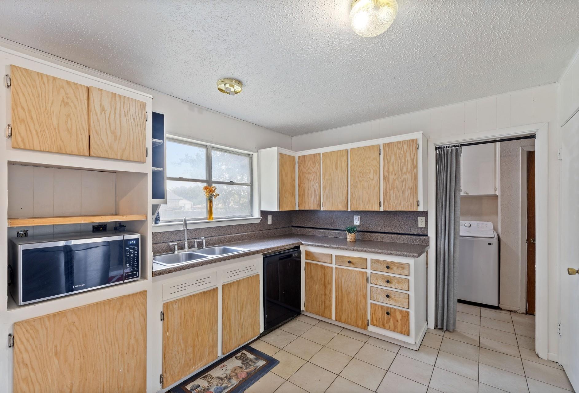 906 Lynn Lane