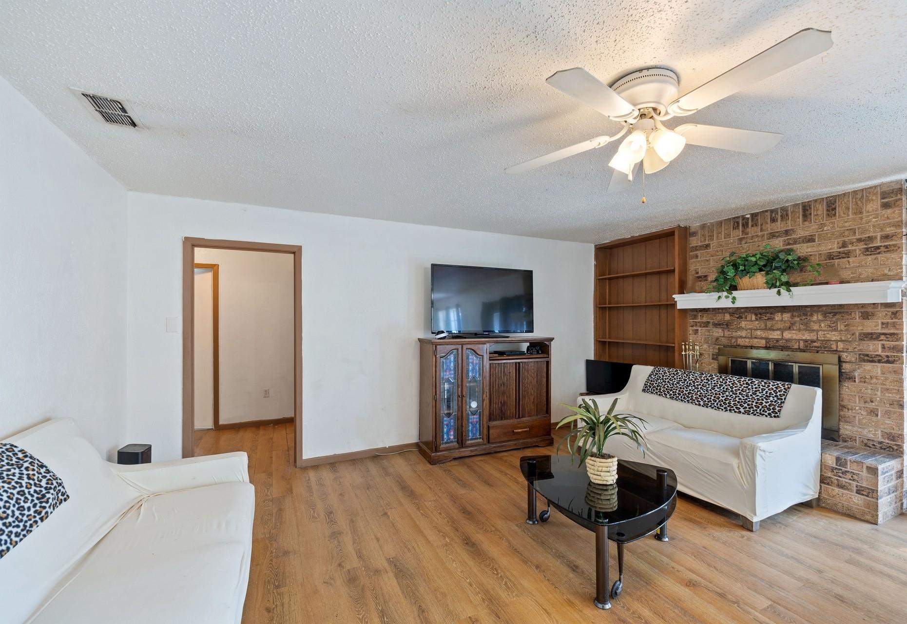 906 Lynn Lane