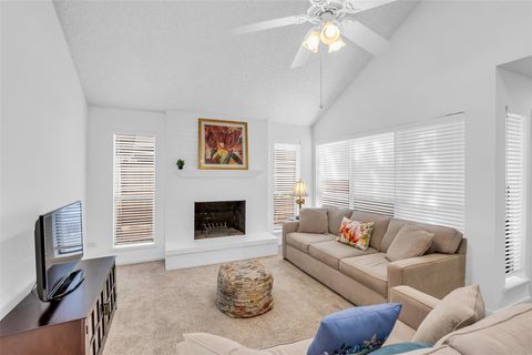 Townhouse For Sale - 13740 Hollowgreen Drive #605<br/> Houston, TX 77082