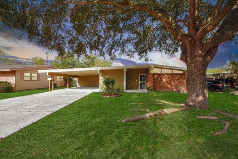 Photo of 5326 Heatherbrook Drive, Houston, TX 77045 (MLS # 93276089)