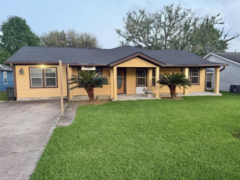Photo of 2313 3rd Street, Port Neches, TX 77651 (MLS # 34307457)
