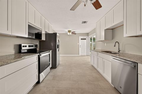 Photo of 2703 Cypress Street, Pasadena, TX 77502 (MLS # 82961312)