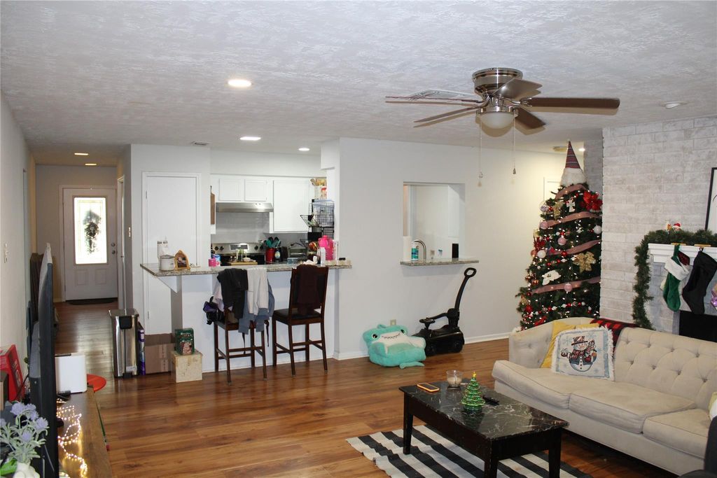 Photo of 819 Walbrook Drive, Houston, TX 77062 (MLS # 14547340)