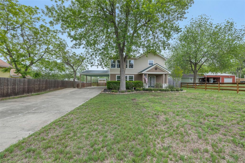 Photo of 310 E Main Street, Fayetteville, TX 78940 (MLS # 45547541)
