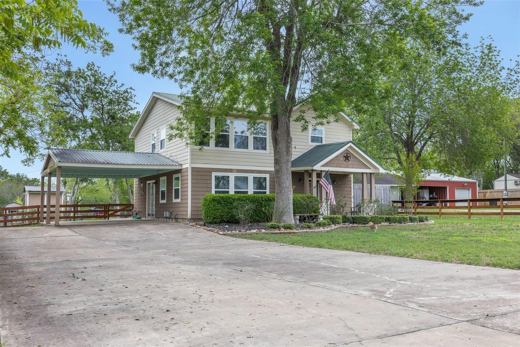 Photo of 310 E Main Street, Fayetteville, TX 78940 (MLS # 45547541)