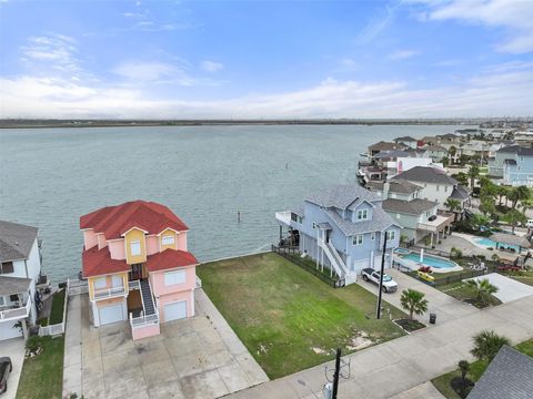 Photo of 1618 Windsong Way Way, Tiki Island, TX 77554 (MLS # 7248937)