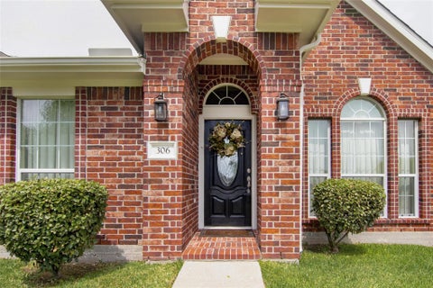 Photo of 306 King William Drive, La Porte, TX 77571 (MLS # 87387582)