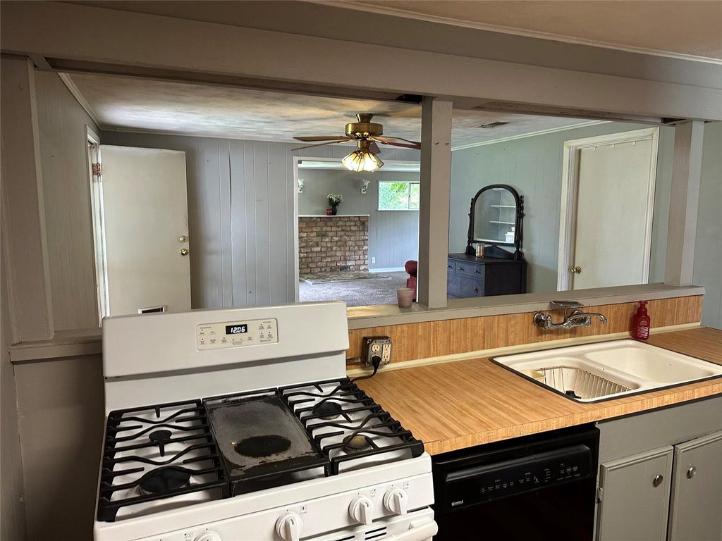 Photo of 509 W Oak Street, Highlands, TX 77562 (MLS # 89784941)