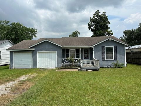Photo of 509 W Oak Street, Highlands, TX 77562 (MLS # 89784941)