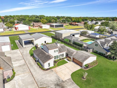 Photo of 2105 Airline Drive, Friendswood, TX 77546 (MLS # 9798692)