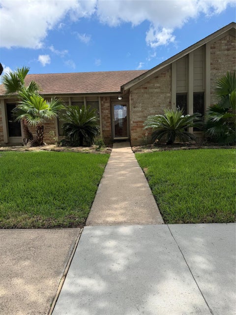 Photo of 10102 Sagecourt Drive, Houston, TX 77089 (MLS # 66232704)