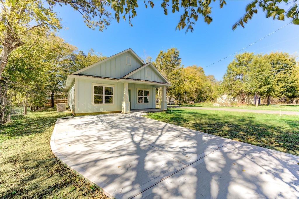 Photo of 1309 Smith Street, Navasota, TX 77868 (MLS # 72073116)