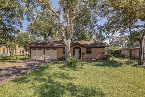 Photo of 332 Crestwood Street, Clute, TX 77531 (MLS # 10661111)