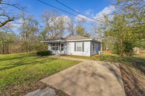 Photo of 1005 S Dunbar Street, Crockett, TX 75835 (MLS # 97991551)