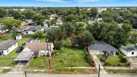 Photo of 821 Neyland Street, Houston, TX 77022 (MLS # 47963152)
