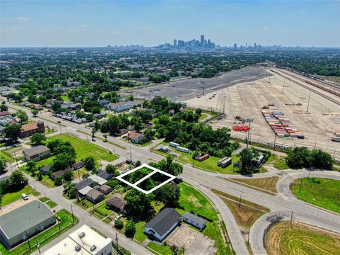 Tiny photo for 2506 Lockwood Drive, Houston, TX 77020 (MLS # 81363604)