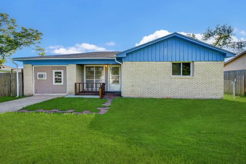 Photo of 131 Lakewood Drive, Clute, TX 77531 (MLS # 61671976)
