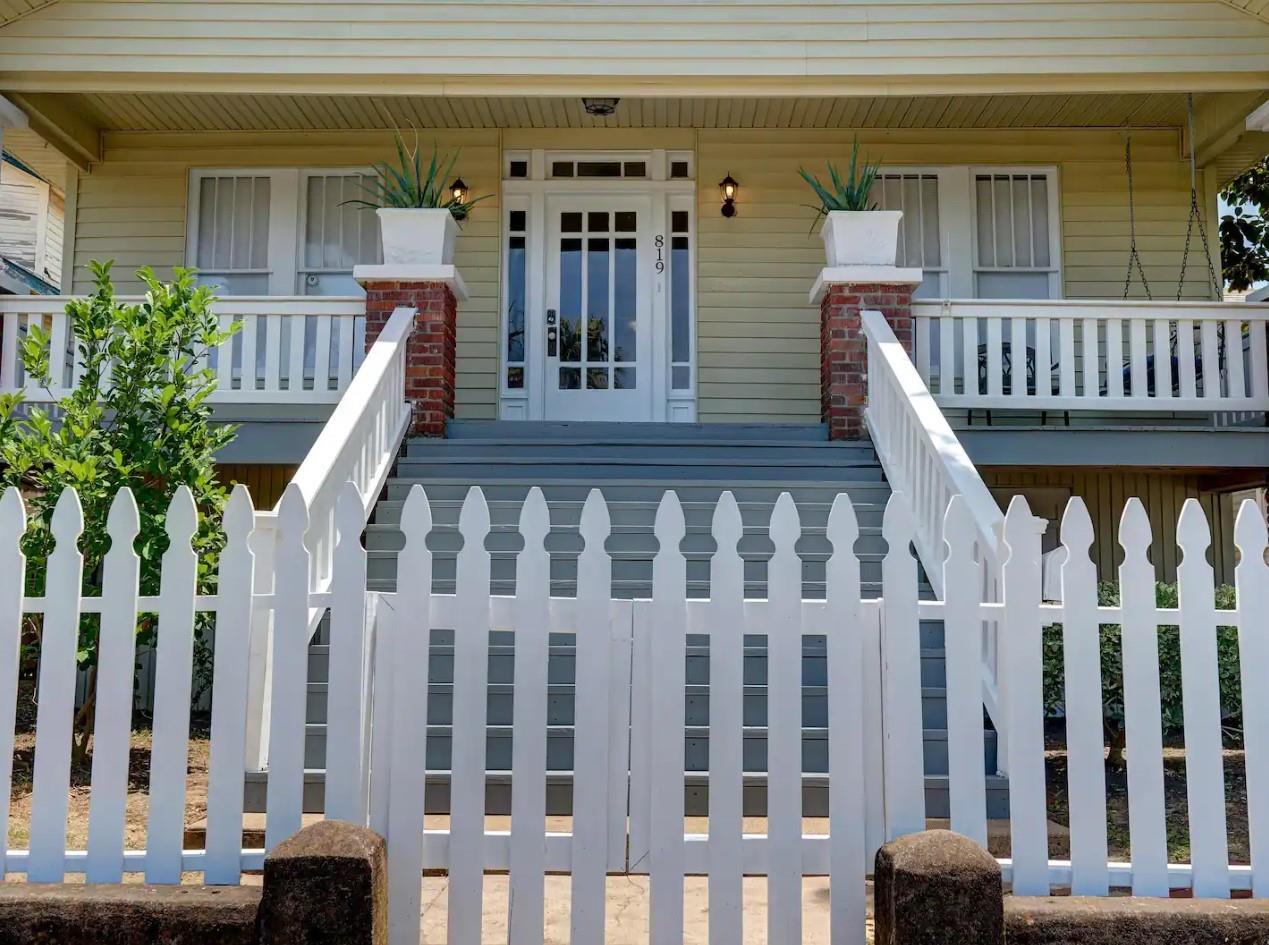819 Broadway Street