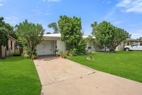 Photo of 114 Bonita Avenue, Galveston, TX 77550 (MLS # 4167189)