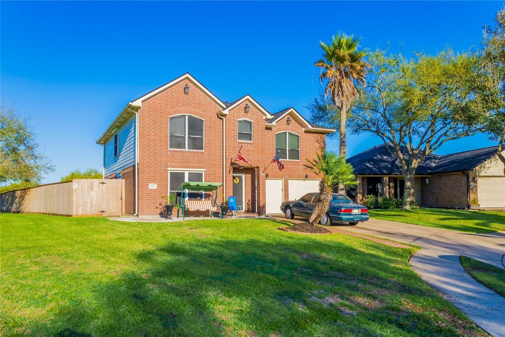 Photo of 103 Mammoth Springs Lane, Dickinson, TX 77539 (MLS # 93916025)