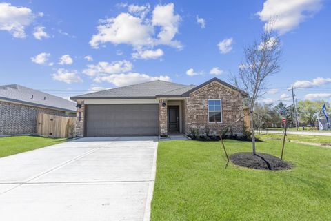 Photo of 3 Robin Court, Angleton, TX 77515 (MLS # 40157405)