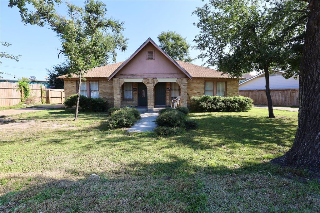 Photo of 1125 Usener Street, Houston, TX 77009 (MLS # 72425026)