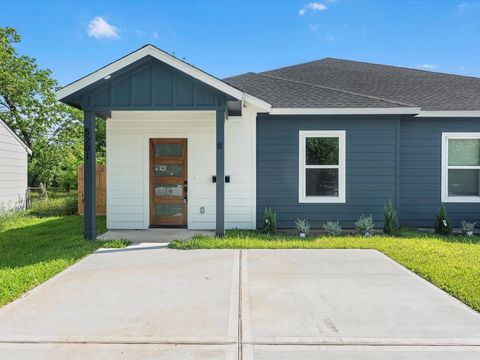 Tiny photo for 5201 Kenilwood Dr Dr #B, Houston, TX 77033 (MLS # 25085147)