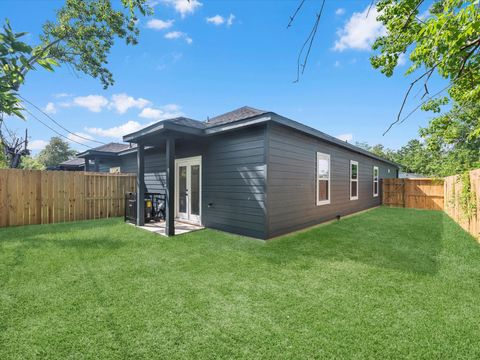Tiny photo for 5201 Kenilwood Dr Dr #B, Houston, TX 77033 (MLS # 25085147)