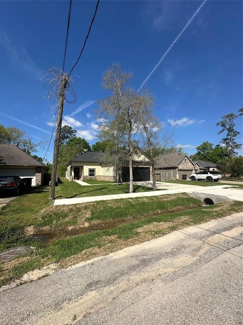 Homes For Sale - 22525 E Shorewood  Loop Loop<br/> Huffman, TX 77336