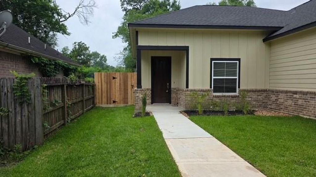 Photo of 22525 E Shorewood Loop Loop E, Huffman, TX 77336 (MLS # 98216152)