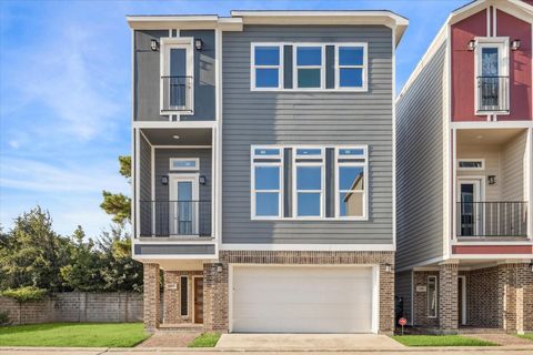 Photo of 2122 Oatfield Drive, Houston, TX 77018 (MLS # 93265363)