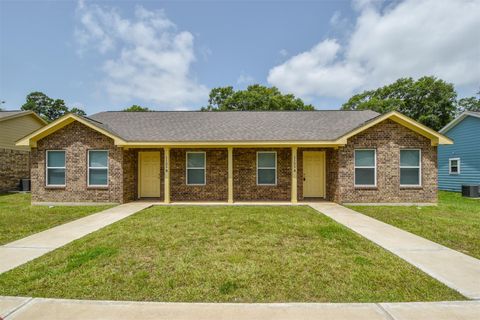 Photo of 1105 Parkhurst Avenue #B, Cleveland, TX 77327 (MLS # 40461866)