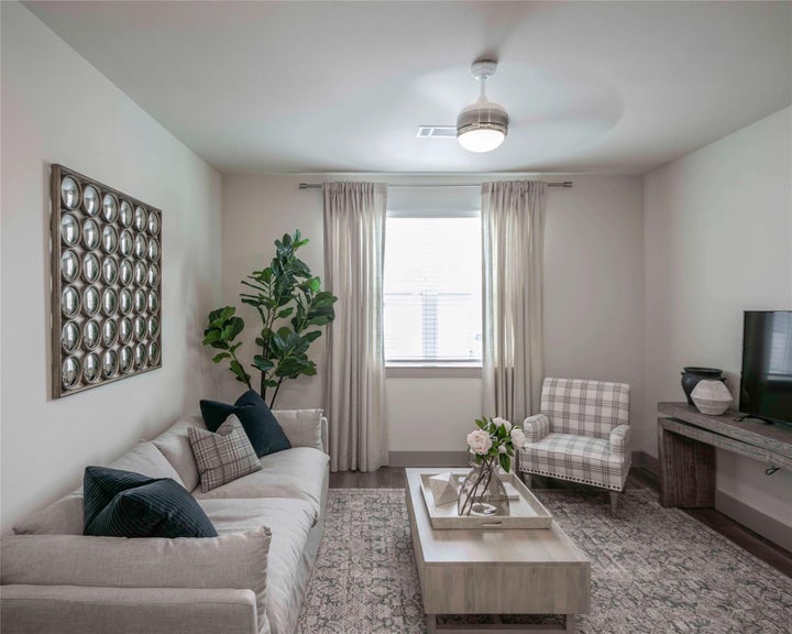 Photo 1 of 22 — 13958 Cottingham Road 5300, Houston, TX 77048