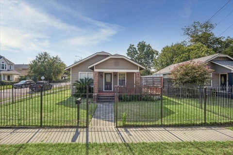 Photo of 2101 Lawrence Street, Houston, TX 77008 (MLS # 64995028)