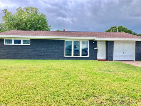 Photo of 2033 Bay Street N, Texas City, TX 77590 (MLS # 73819825)