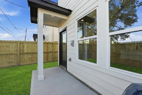 Tiny photo for 530 N 4th Street, La Porte, TX 77571 (MLS # 47528023)