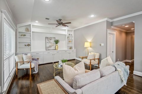 Photo of 829 E 27th Street, Houston, TX 77009 (MLS # 53032149)