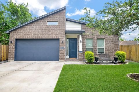 Photo of 2118 Marnel Road #A, Houston, TX 77055 (MLS # 16867865)