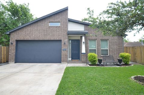 Photo of 2118 Marnel Road #A, Houston, TX 77055 (MLS # 16867865)