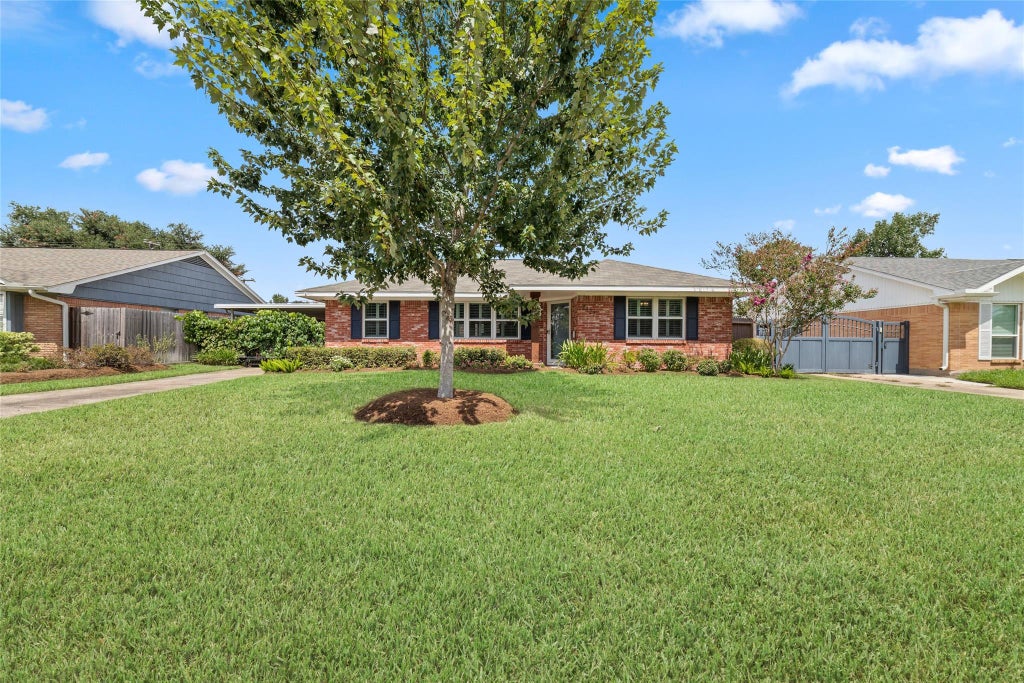 Photo of 2127 Lazybrook Drive, Houston, TX 77008 (MLS # 28788718)