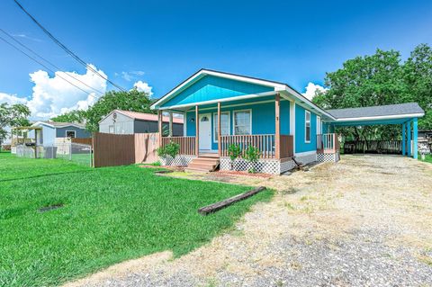 Photo of 620 6th Street, San Leon, TX 77539 (MLS # 37463460)