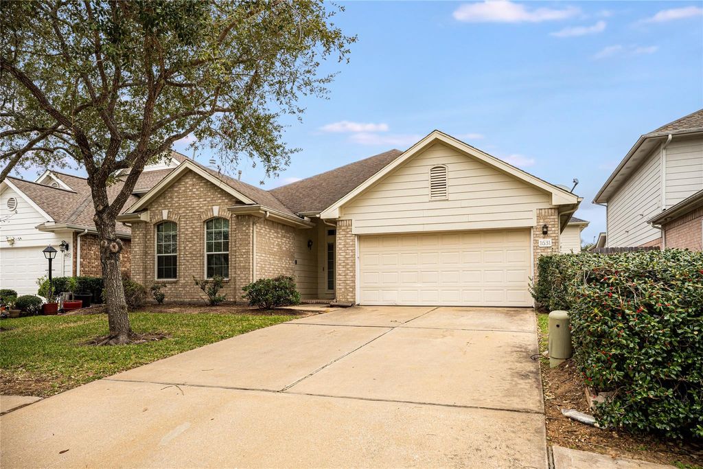 Photo of 1631 Crescent Shores Lane, Pasadena, TX 77586 (MLS # 5165923)