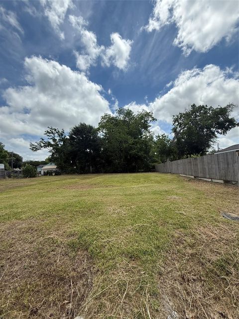 Photo of 110 S Washington Street, Texas City, TX 77591 (MLS # 90795388)