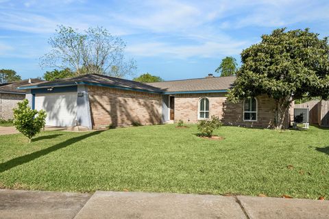 Photo of 5006 Centennial Lane, Friendswood, TX 77546 (MLS # 16995484)
