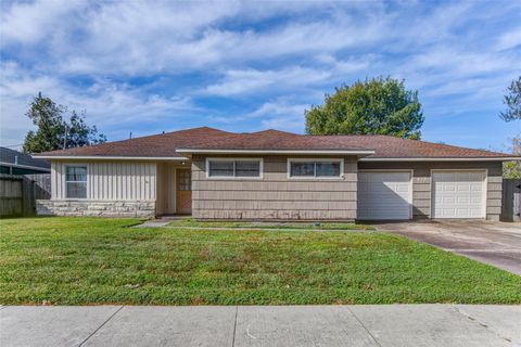 Photo of 412 Yorkshire Avenue, Pasadena, TX 77503 (MLS # 11480622)