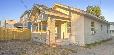 Photo of 27 Norwood Street, Houston, TX 77011 (MLS # 42581583)
