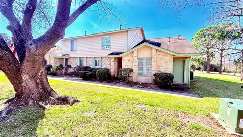 Townhouse For Sale - 1927 Country Village Boulevard #B<br/> Humble, TX 77338
