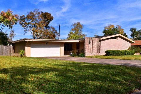 Photo of 5126 Beechnut Street, Houston, TX 77096 (MLS # 40208133)